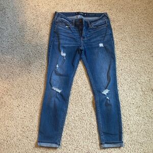 Hollister- 28x 26 (7R) Low Rise Crop Skinny